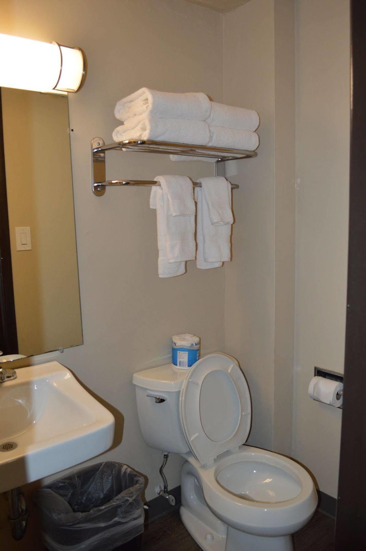 פורטלנד Economy Inn מראה חיצוני תמונה